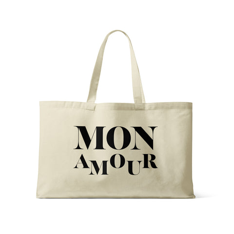 Natural trendy shopping bag in recycled material with the french message Mon Amour in black. Go shopping, go to the beach, go to the sport or put your kids’ stuff in this cool bag. Practical and spacious it will be your partner to carry everything with style and accompanied by a french message. Also an ideal gift for your lover and available in several colors.